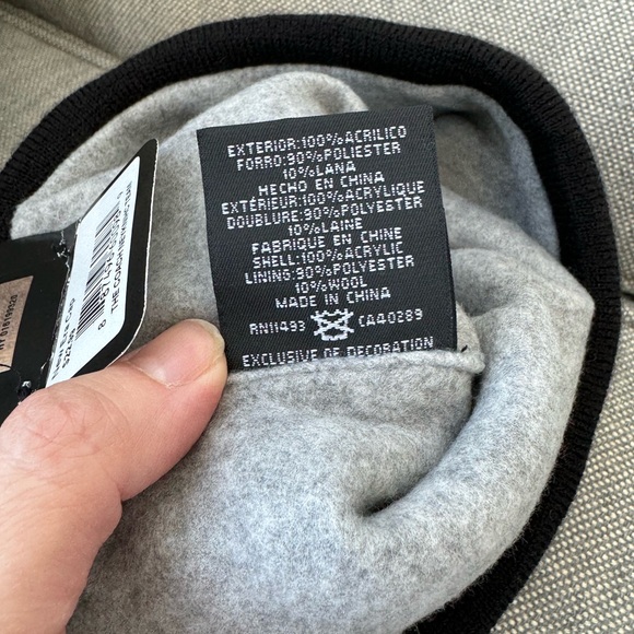 New Era Knicks Pom Beanie Hat NWT - Picture 4 of 4